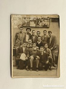Fotografía antigua: MINUTEROS. Valencia? Grupo de jóvenes a las puertas del Cine.. (h.1950?)